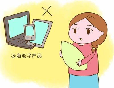 愛玩手機的媽媽坐月子時請放下手機 傷眼睛只是冰山一角，更大的隱患讓人后怕